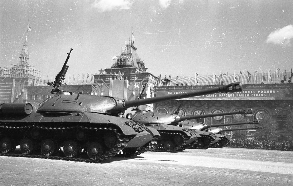 ИС-3 выпуска 1946 года проходят строем во время парада на Красной площади. 