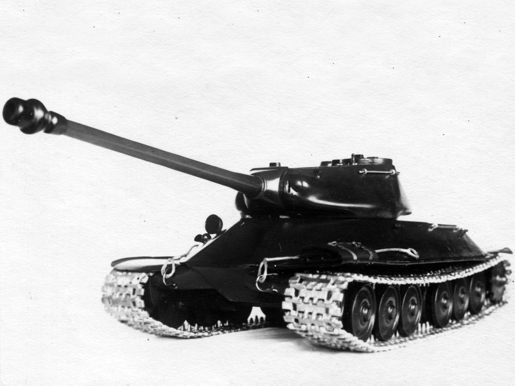 Таким модернизированный ИС-2 увидели на заводе №100. Правда, от ИС-2 тут почти ничего не осталось.