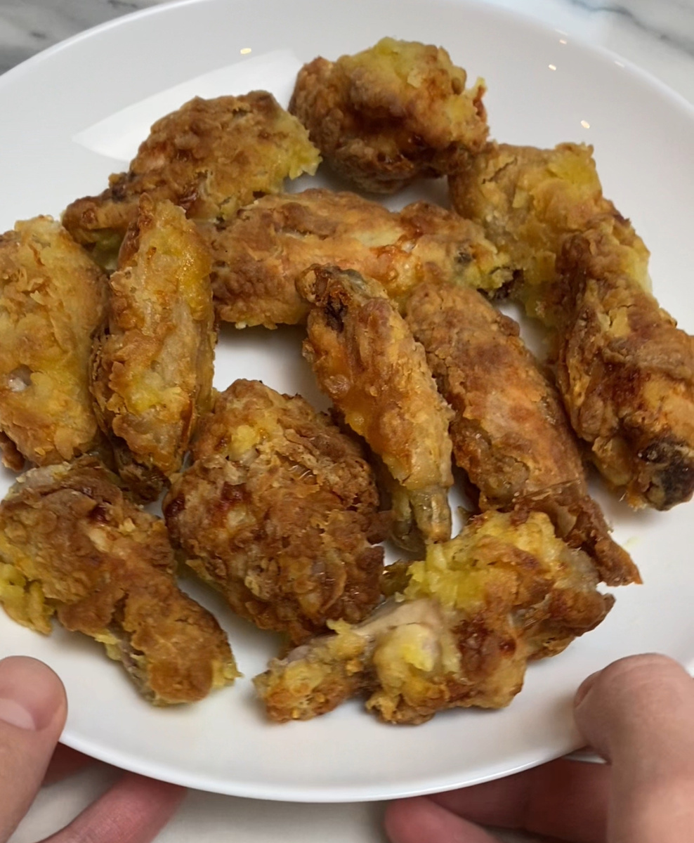 Хрустящие куриные крылышки.