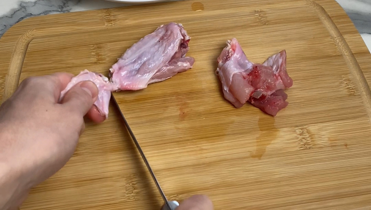 Крылышки нарезать на 3 части.