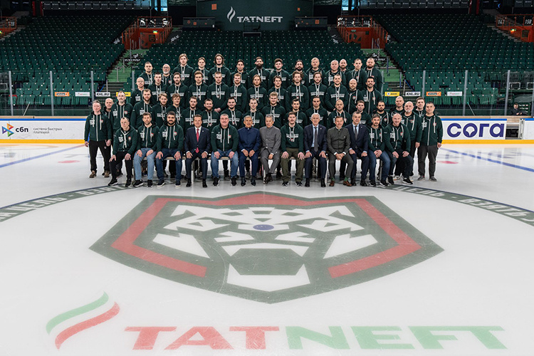    Сегодня в «Татнефть Арене» раис Татарстана Рустам Минниханов встретился с игроками и тренерским штабом «Ак Барса» в преддверии Кубка Гагарина.   
Фото: ak-bars.ru