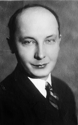 Николай Яковлевич Москвин — псевдоним советского писателя Николая Яковлевича Воробьёва, преимущественно известного по произведениям о быте послереволюционной поры и о Великой Отечественной войне. В 1919 году он поступил на Московские военно-инженерные курсы комсостава, на минно-подрывное отделение. Не закончив курсы, был отправлен на фронт, защищать Петроград от войск Юденича. В 1920 году Москвин в качестве комвзвода был направлен на Польский фронт, в инженерный батальон 53-й пограничной дивизии 4-й армии. В конце 1920 года он поступил в Высшую школу военной маскировки, которую окончил в 1922 году. Работая преподавателем одного из Московских военных училищ, Москвин поступил в Высший государственный литературно-художественный институт имени В.Я.Брюсова, стал профессиональным писателем.