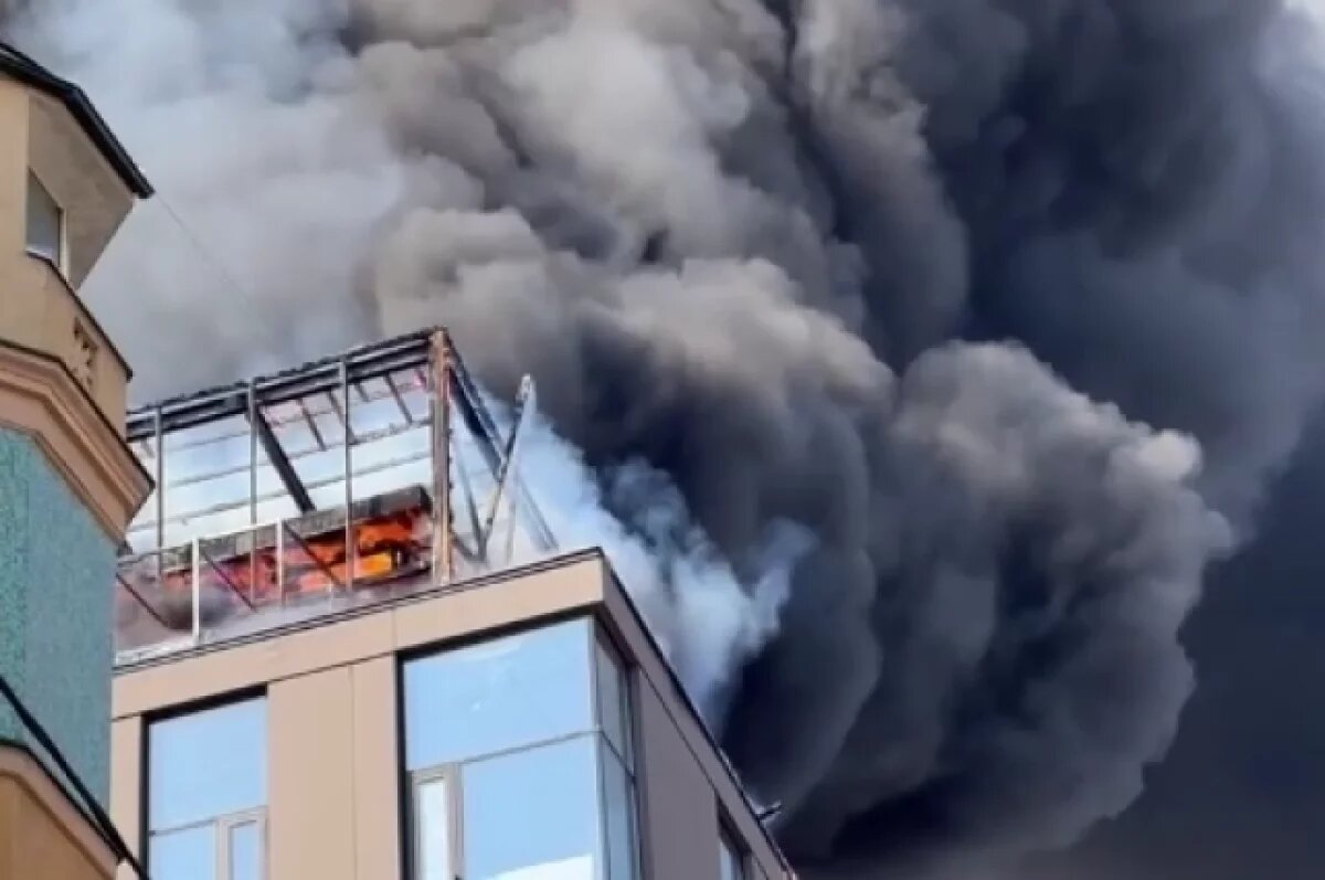   Появилось видео пожара на крыше элитного ЖК в Москве