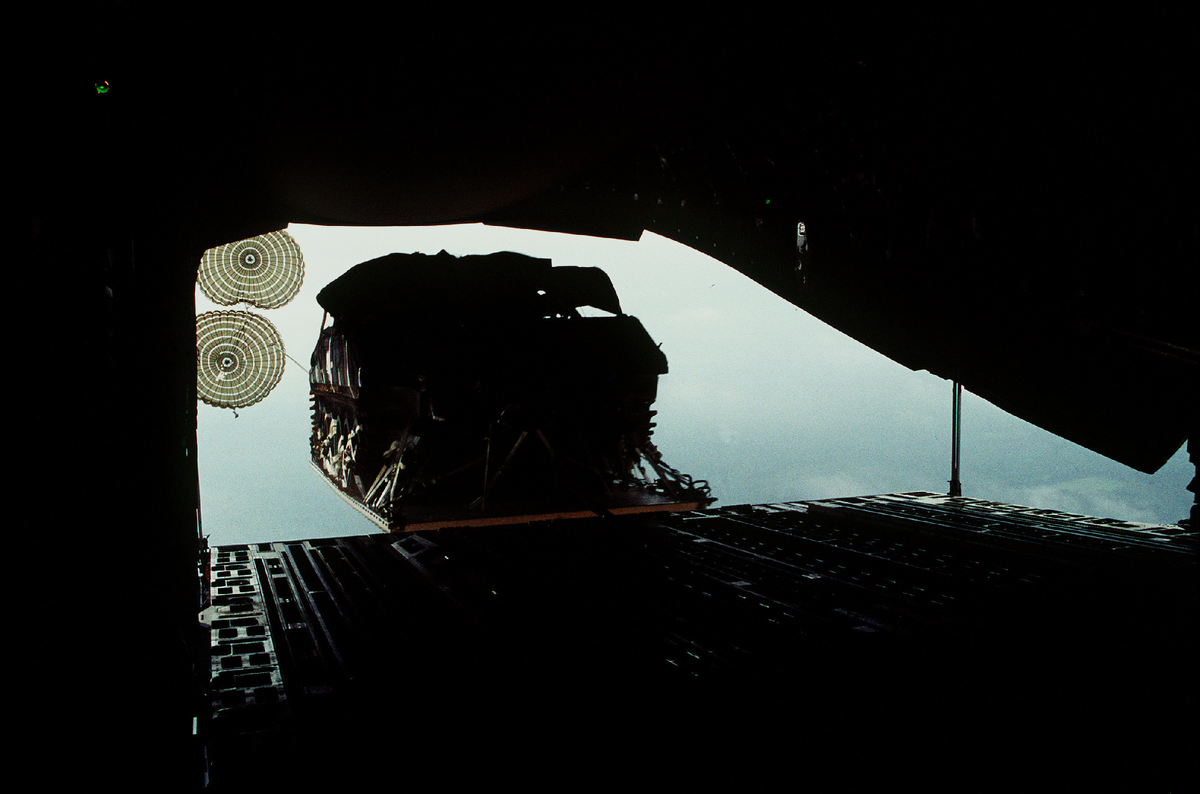 Сброс M551 с борта C-17 в 1994 году во время учений