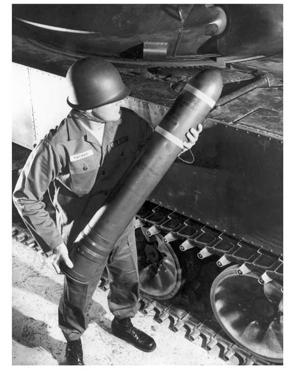 Погрузка в танк ракеты MGM-51 Shillelagh