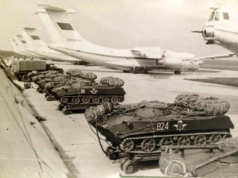 Подготовленные к десантированию БМД-1 и Ил-76, на которые их вскоре погрузят. Только СССР и США могли позволить себе иметь огромный флот транспортных самолетов, в том числе для обеспечения десантных операций