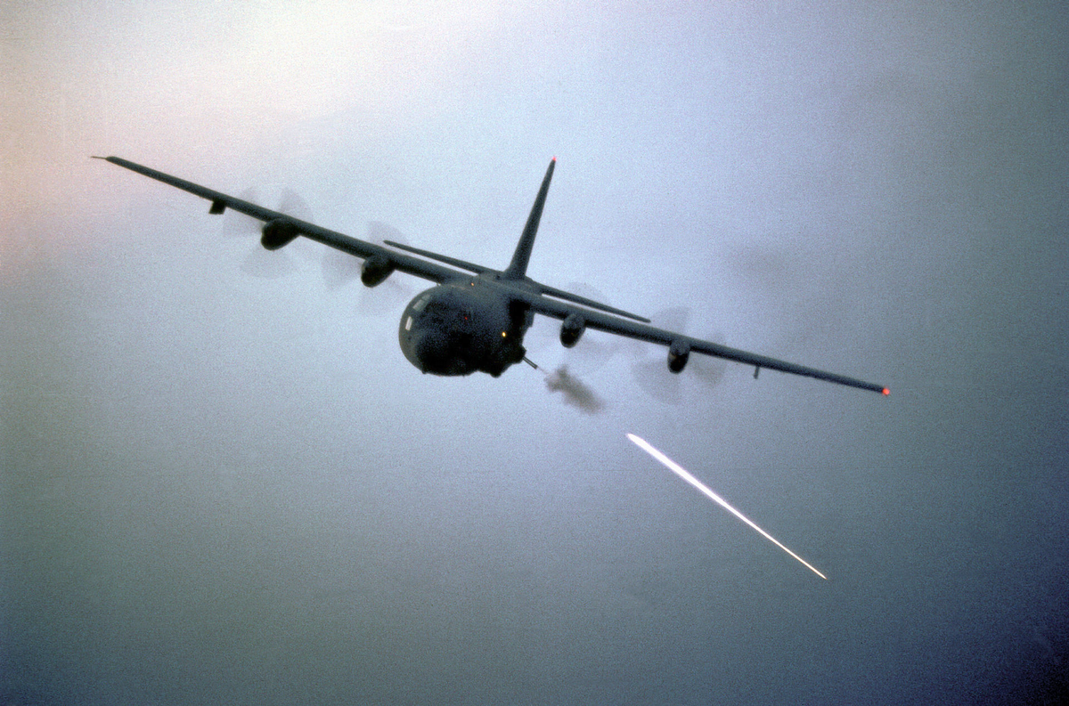 AC-130 ведет огонь