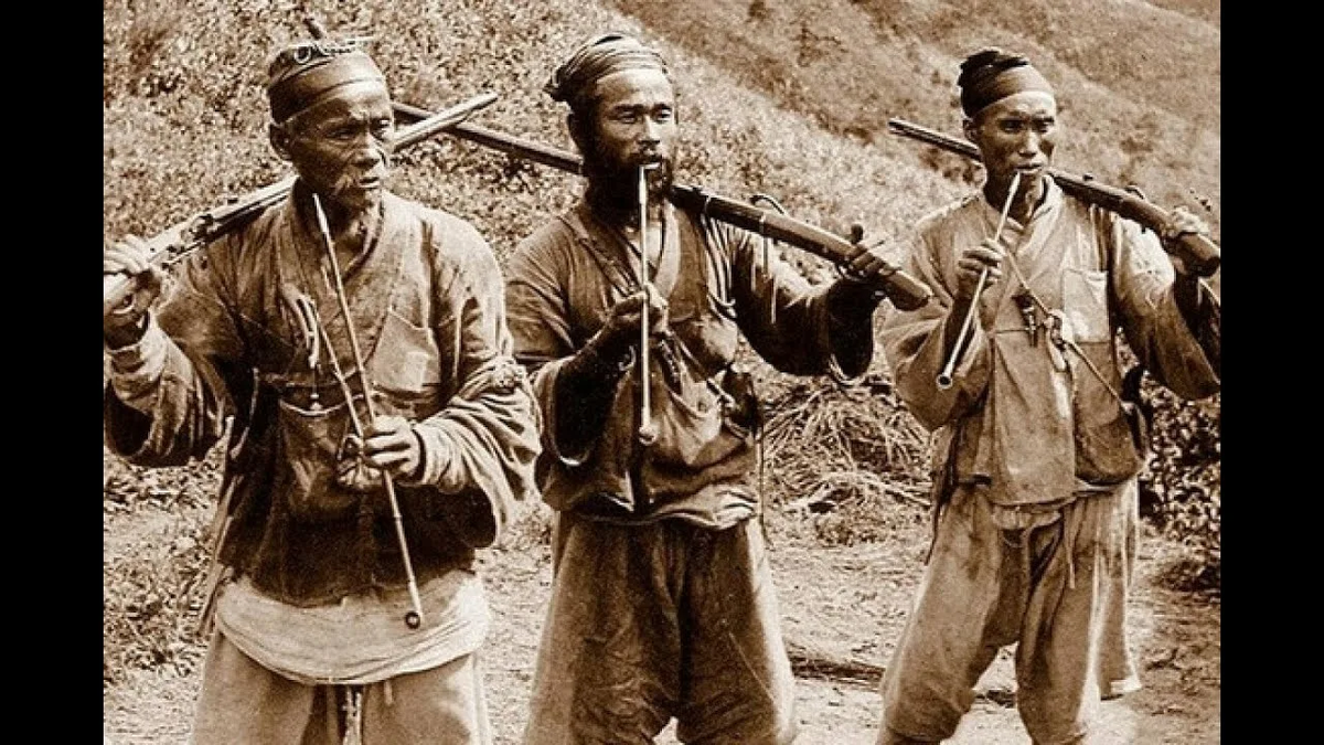 Хунхузы, китайские бандиты в то овремя были силой, как бы сейчас сказали - ОПГ.  Взято: Яндекс.Картники