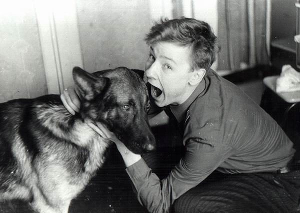 Мой однокурсник Юрка Камчатка пытается "покусать" Римаху. Общага Омского ветеринарного института год 1989-1990.