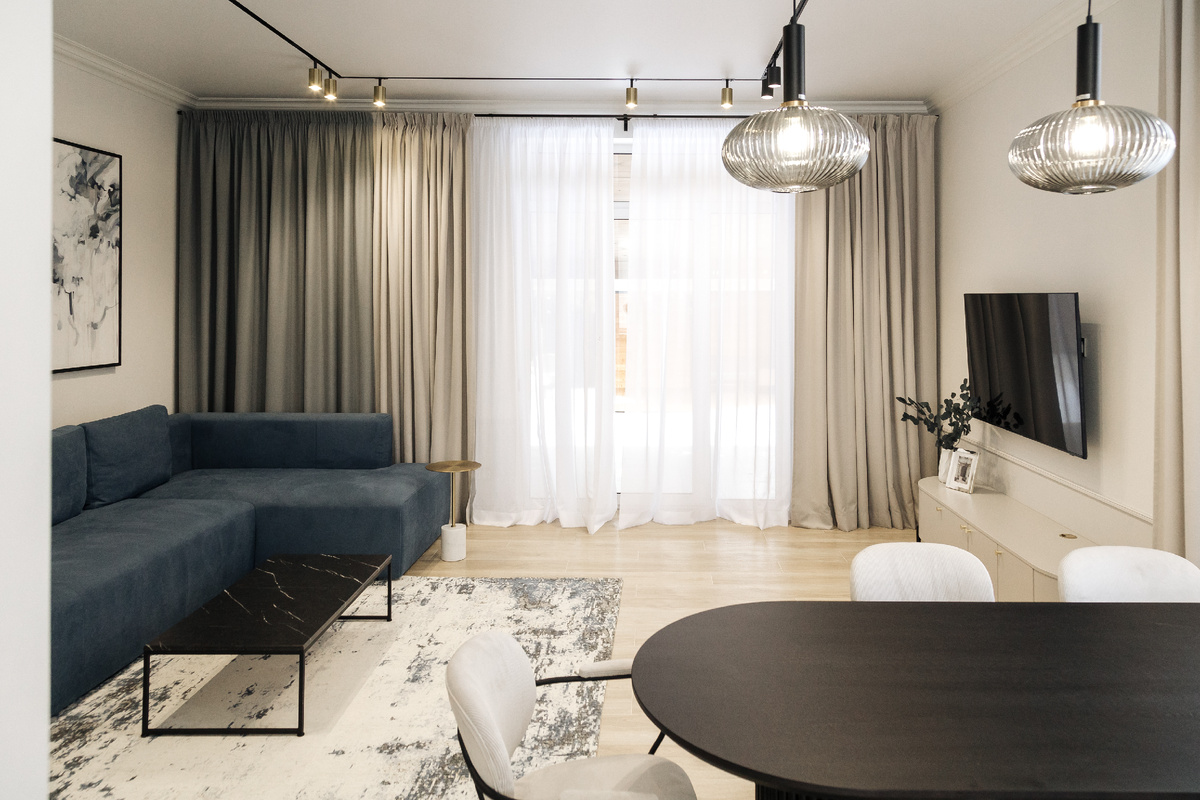 Современная мебель и продуманная планировка делают дом удобным для жизни.