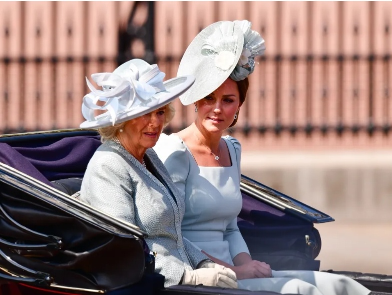Королева Камилла и Кейт Миддлтон покидают Букингемский дворец в карете после  парада 