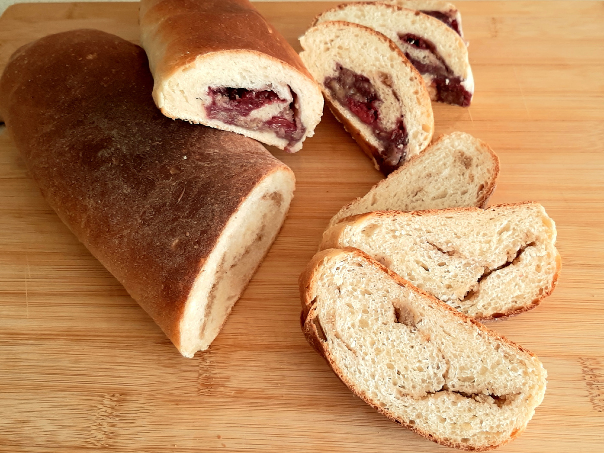 Рулеты с вишней и грецким орехом 