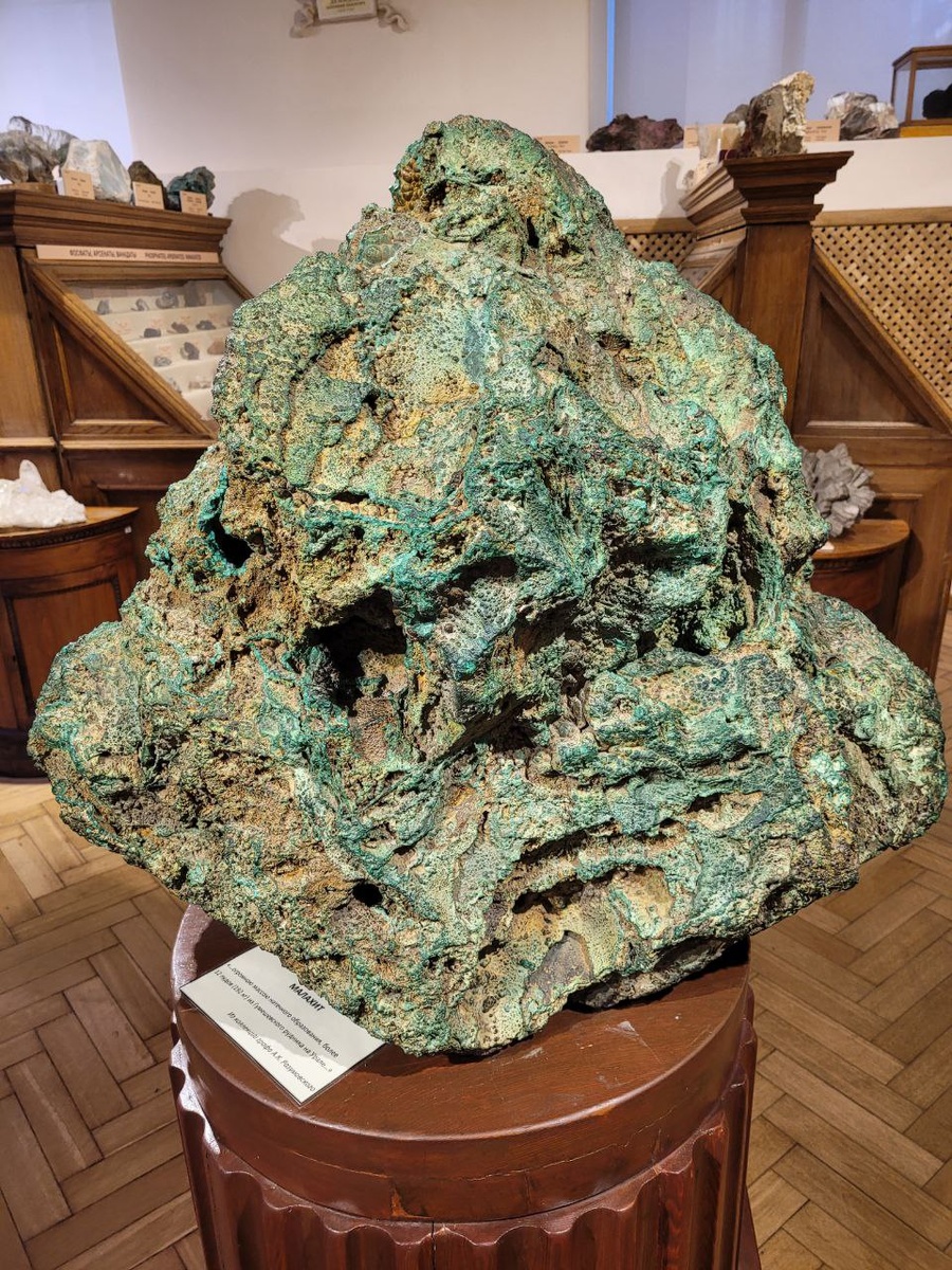 Громадный малахит из коллекции графа Разумовского, фаворита и тайного супруга императрицы Елизаветы Петровны