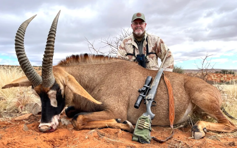Автор статьи позирует с лошадиной антилопой, которую он подстрелил при помощи 300 Win Mag