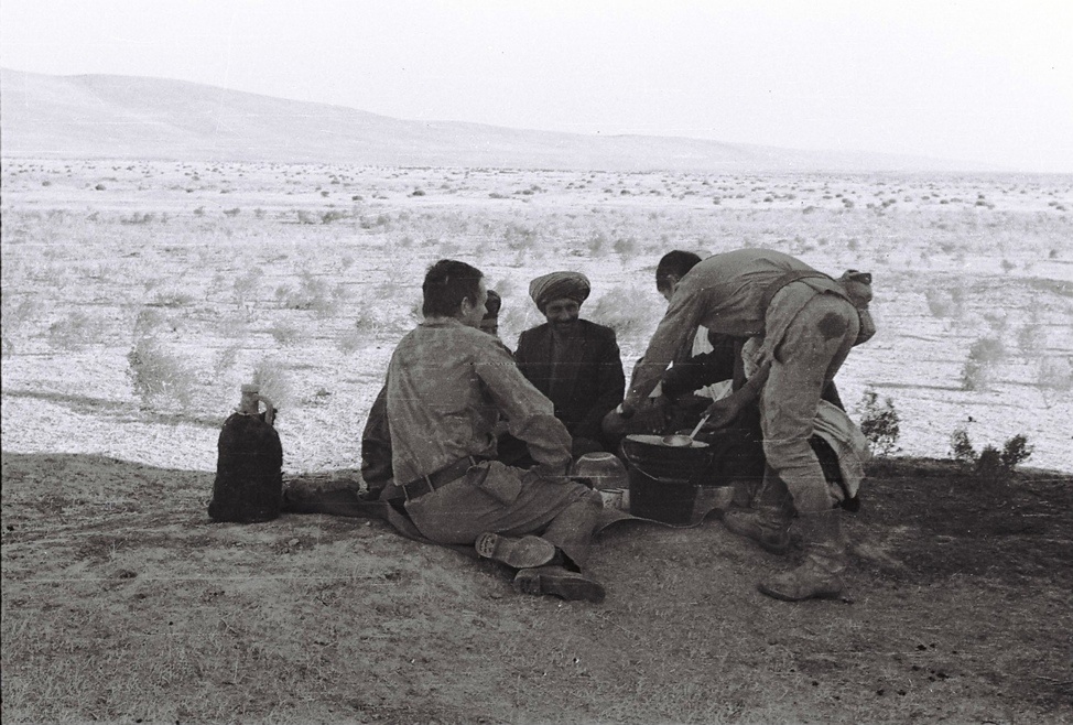 Переговоры на операции. Помню, тот большой кишлак у которого ночевали. Фото от Димы.