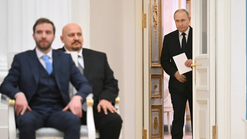 Владимир Путин (справа) перед началом церемонии.📷Фото: Дмитрий Азаров / Коммерсантъ