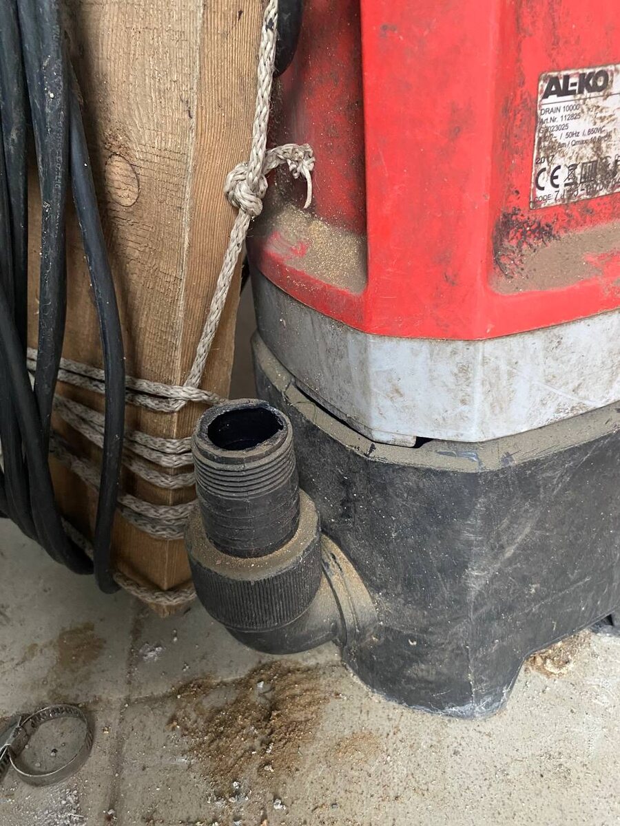 Фото 1. Патрубок сломлся в месте крепления шланга.