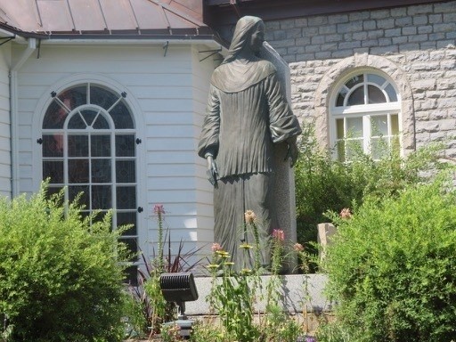 Памятник Мари-Катрин-де-Сен-Огюстен расположен на улице Шарлевуа, недалеко от церкви Огюстин-де-л'Отель-Дье-де-Квебек