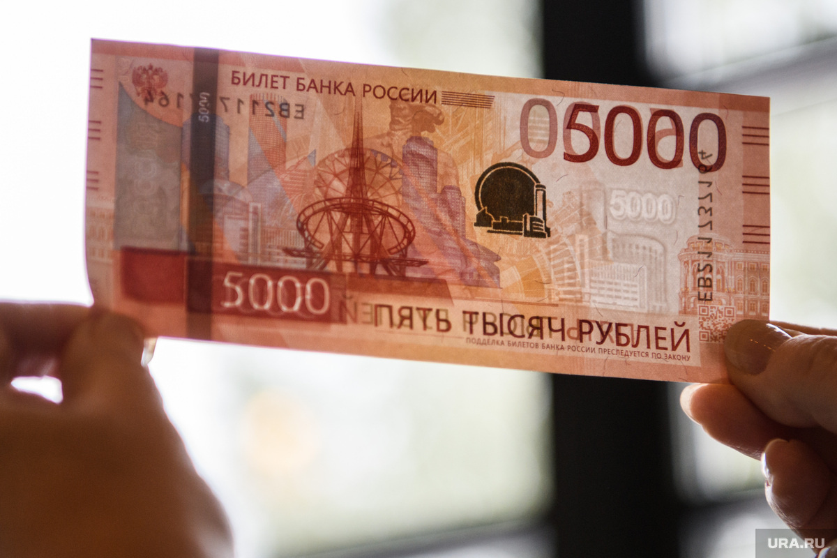 Под новую пятитысячную купюру не разработан соотвествующий шаблон, поясняют эксперты. Фото: Илья Московец © URA.RU