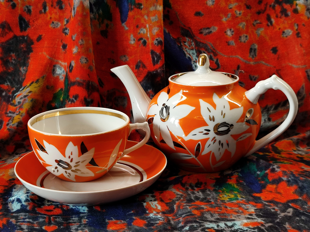 Чайник, это раз... Я тут вижу что-то из купеческой жизни, этакое Кустодиевское