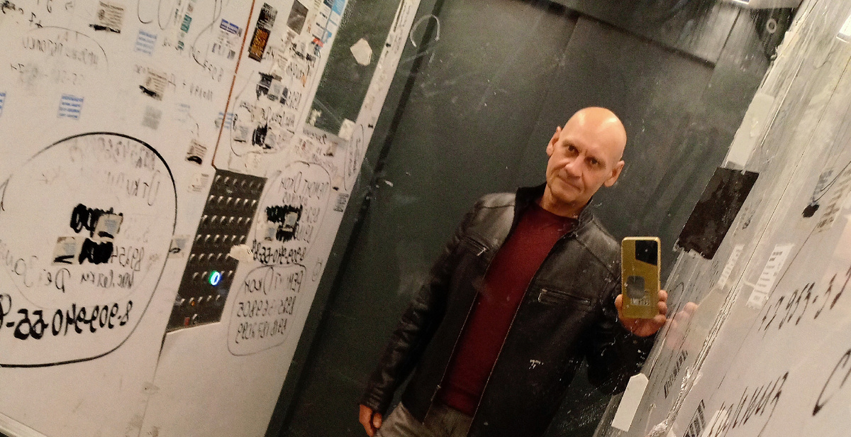 Не лифт, а рекламный стенд!