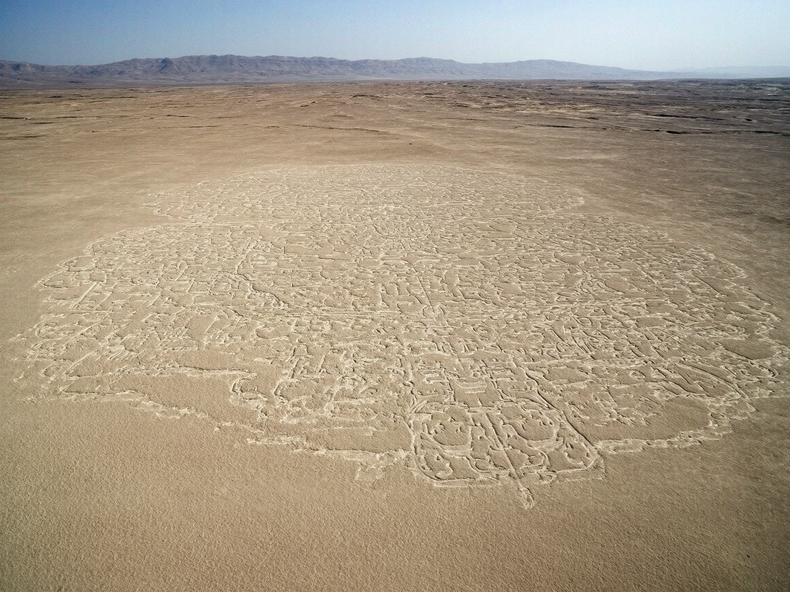 Древние люди Наска создают геоглифы в пустыне