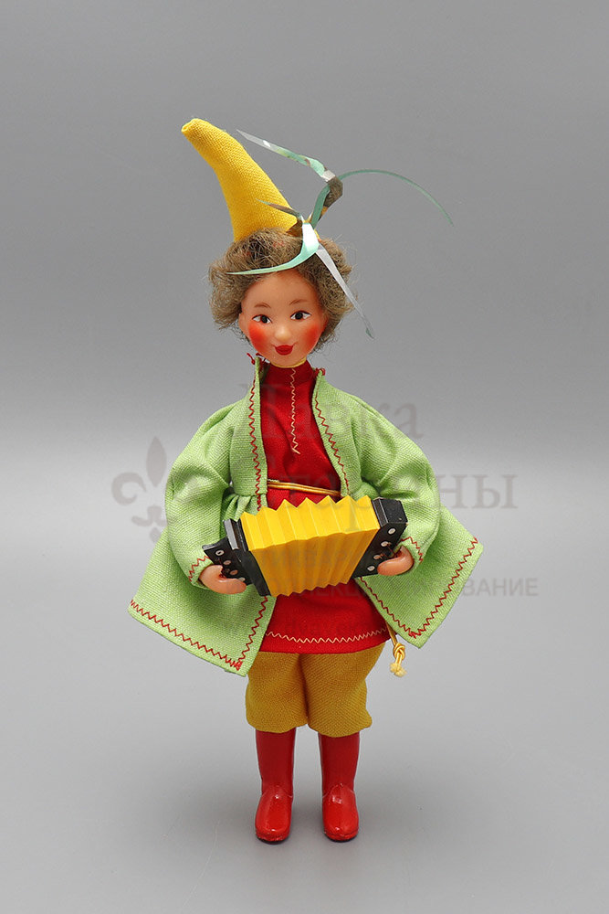 Детская игрушка, паричковая кукла «Скоморох с гармошкой» (Петрушка, гармонист) из серии кукол «Скоморохи», пластмасса, ткань, фабрика «8 Марта», 1960-70 гг. Фото с нашего сайта dvaveka.ru