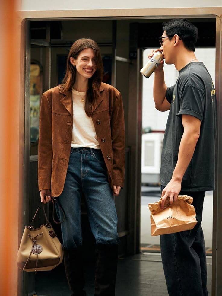 Одежда простого кроя, минимум аксессуаров.