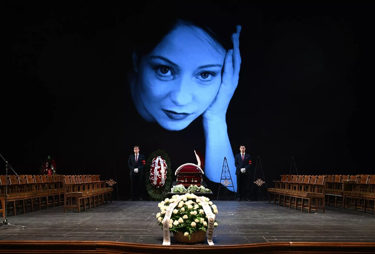 © РИА Новости / Пелагия Тихонова
Церемония прощания с Народной артисткой России Евгенией Добровольской в МХТ имени А. П. Чехова в Москве