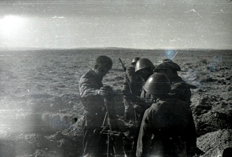 Осень 85-го, долина Сумбакарез. Мой расчёт с БМ-37 к бою готов. Слева – мой комвзвода л-т Рушков. В панаме – я.