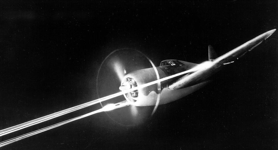    P-47 ведет ночной огонь из пулеметов. Фото Военно-воздушных сил США (USAF) / Википедия