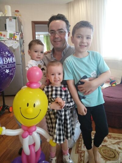 Кристина и Дема (на руках) в семье, с папой и страшим братом Димой.