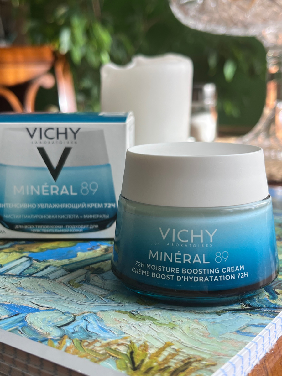 В составе витамин Е, В3, сквалан, гиалуроновая кислота, вулканическая вода