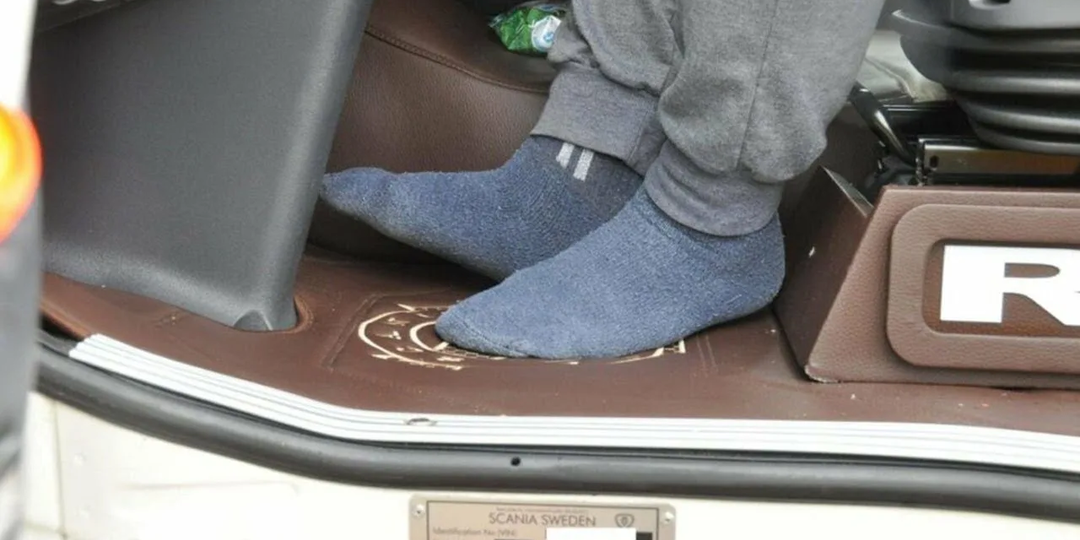 Почему дальнобойщики ездят без обуви? Разбираем реальные причины