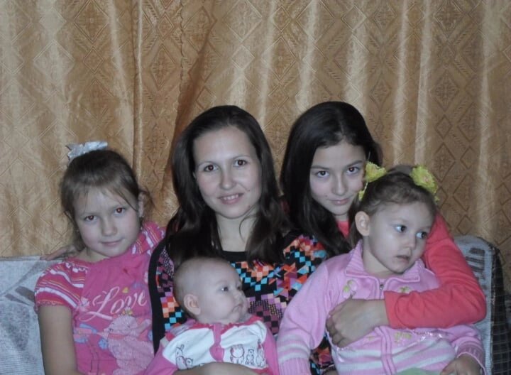 На фото я мама ещё только четырех дочек.