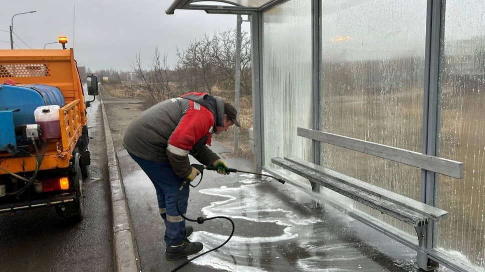 Мойка остановочных павильонов в Петербурге.📷Фото: Пресс-служба комитета по благоустройству