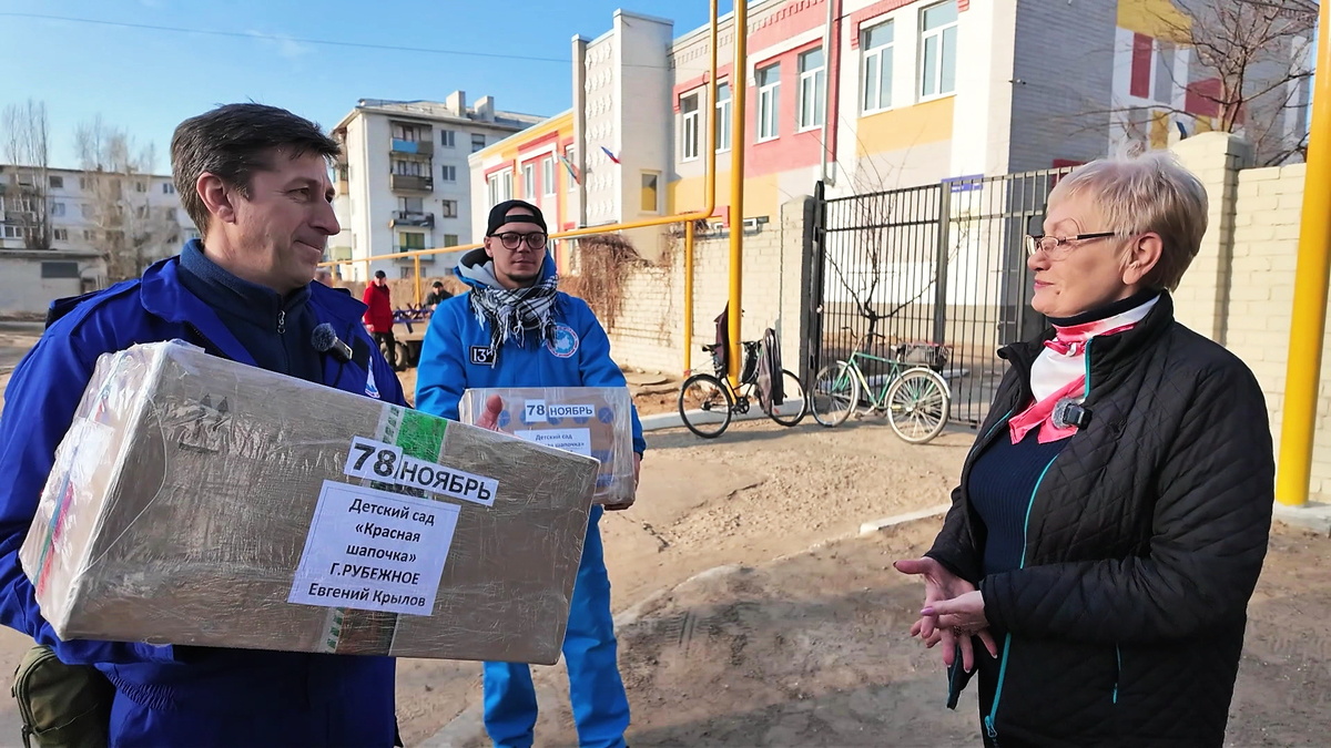    Нижневартовские педагоги передали посылки с гумпомощью в детский сад Рубежного