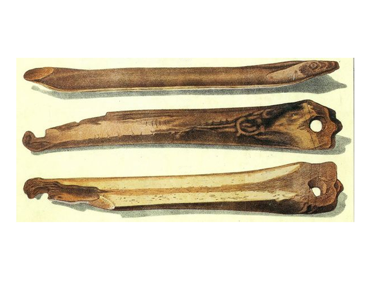 Первые коньки били сделаны из кости. Отверстия для продевания крепежного ремня из кожи, а с другой стороны крючок под которым пропускался передний ремень