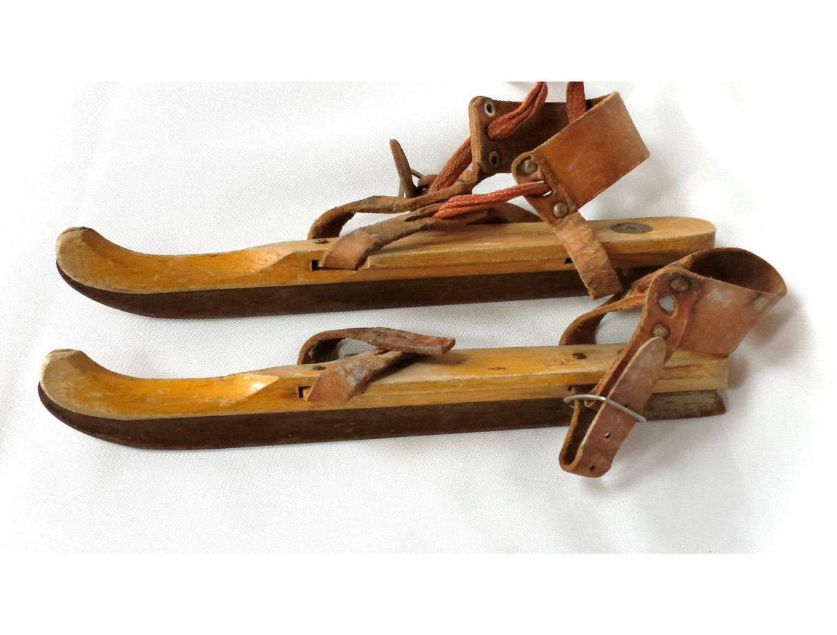 Средневековый конек имеет деревянную основу на которую крепится металлическое лезвие