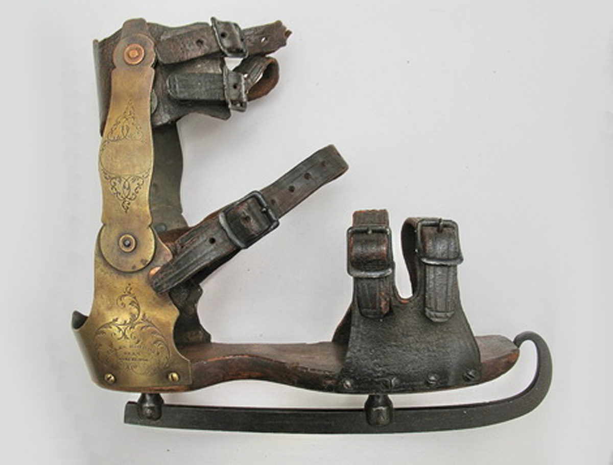 В 19 веке появляется регулируемое крепление по ноге