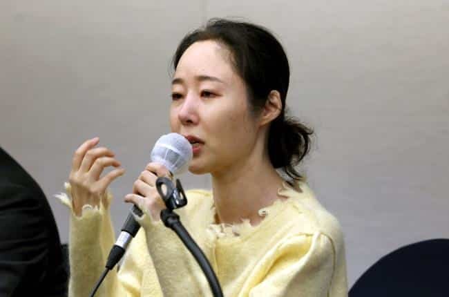    31 мая 2024 года Мин Хи Джин, глава ADOR, проводит пресс-конференцию, посвящённую внеочередному собранию акционеров компании, в пресс-центре в районе Чунгу, Сеул. Фото: Chosun DB.