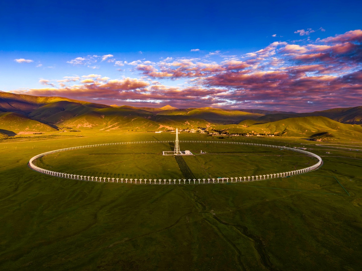 Солнечный радиотелескоп «Даочэн» (Daocheng Solar Radio Telescope, DART).    
 Источник: NSSC  📷
