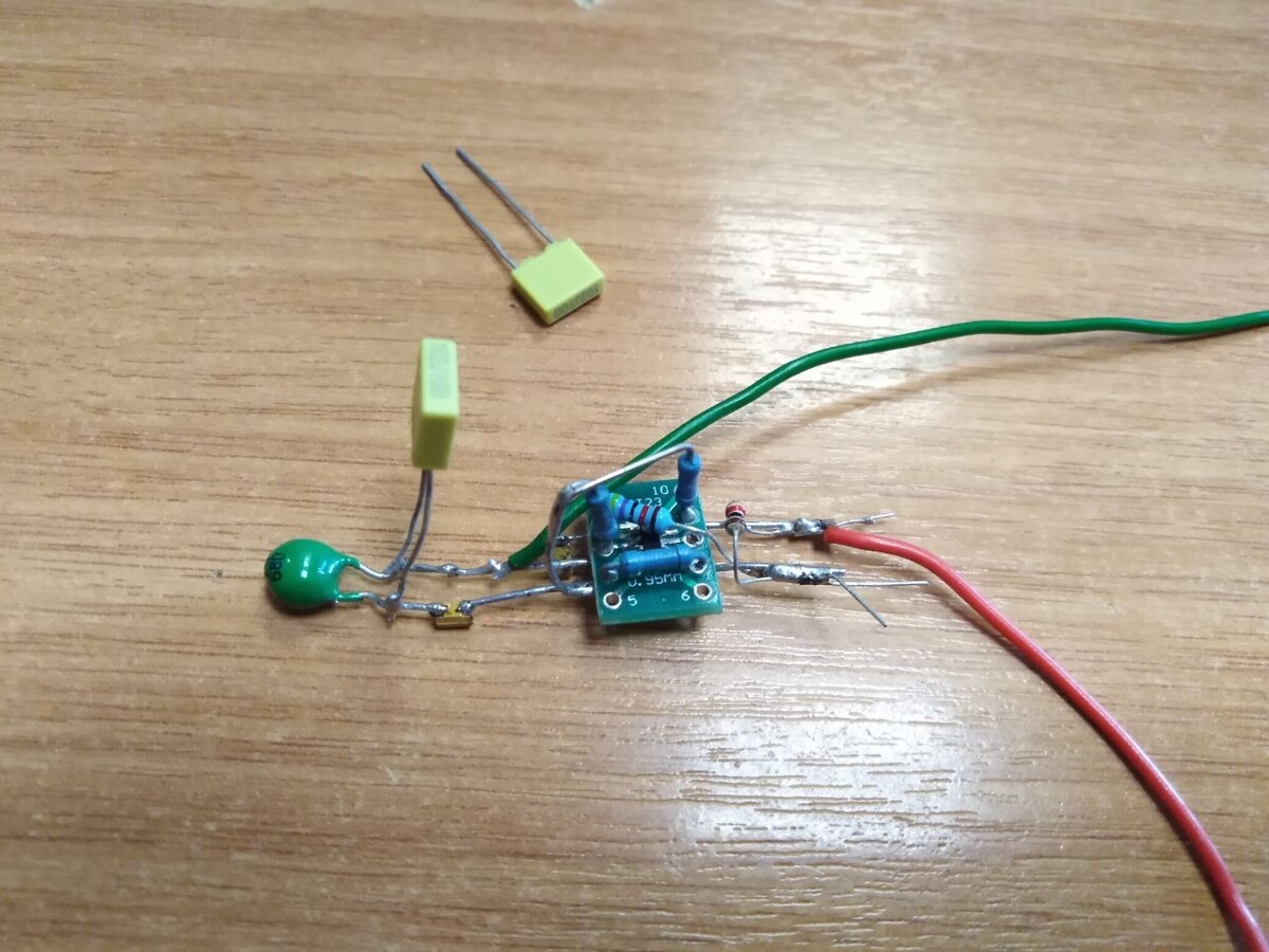 Макет генератора изготовлен на скорую руку из подручных компонетов.