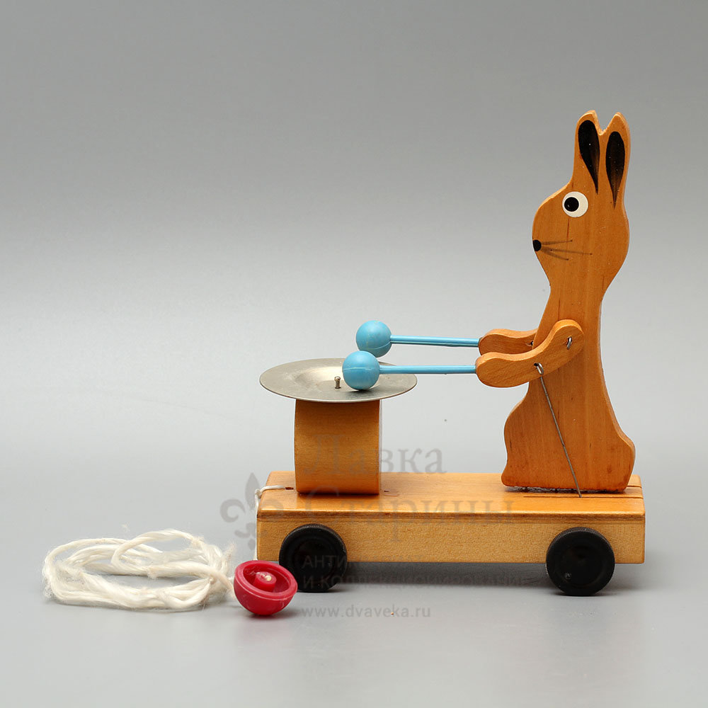 Деревянная механическая игрушка «Заяц-барабанщик», СССР, 1960-70 гг. Фото с нашего сайта dvaveka.ru