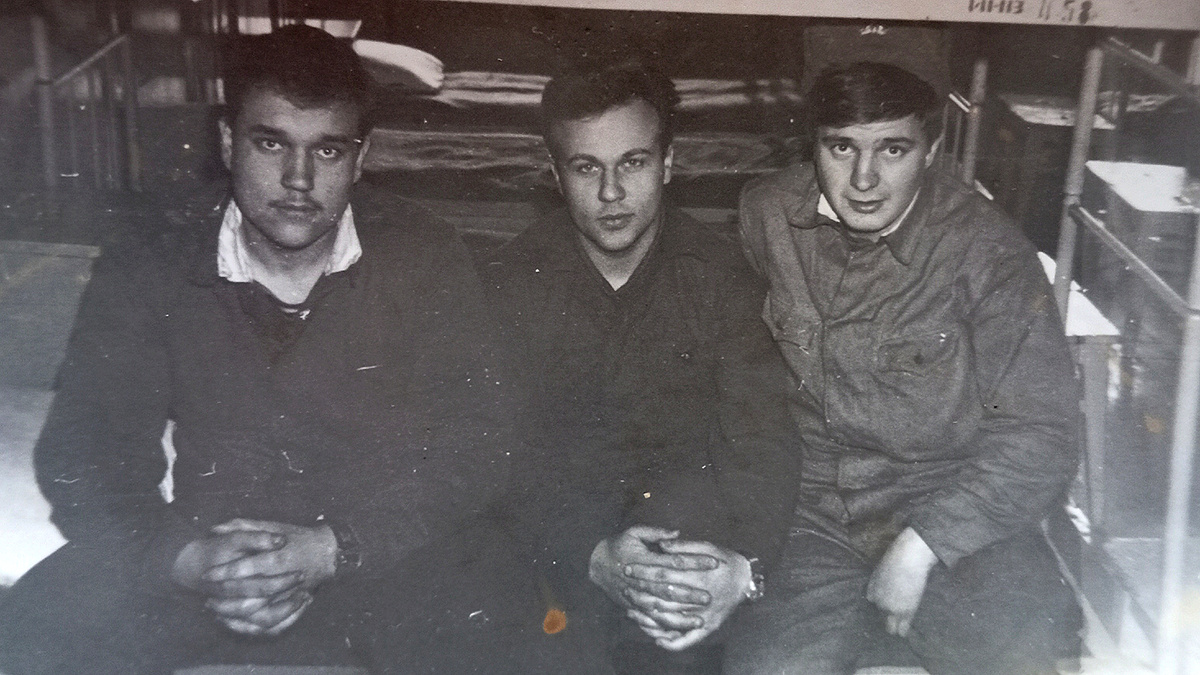 Я по центру.