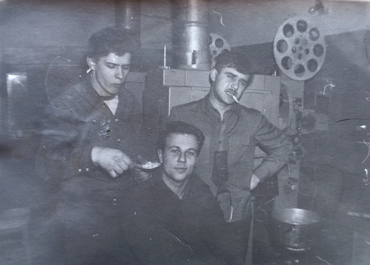 У киномеханика картошку жарим. Я по центру сижу.