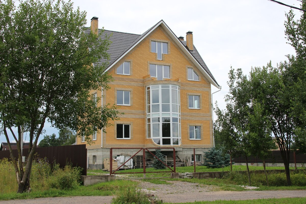 Дети с родителями жить в таком не будут (ох уж эта молодежь!), а продать - кому оно надо, дети то с родителями не живут (опять молодежь виновата!)