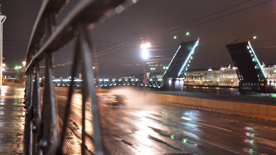    Техническая разводка Дворцового моста, архивное фото. Автор фото: Сергей Чевалков / "Деловой Петербург"