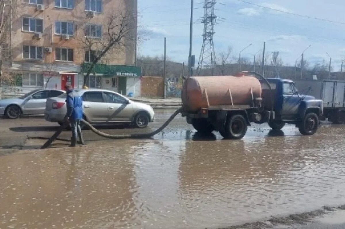    С улиц Астрахани откачали более 800 кубометров дождевой воды