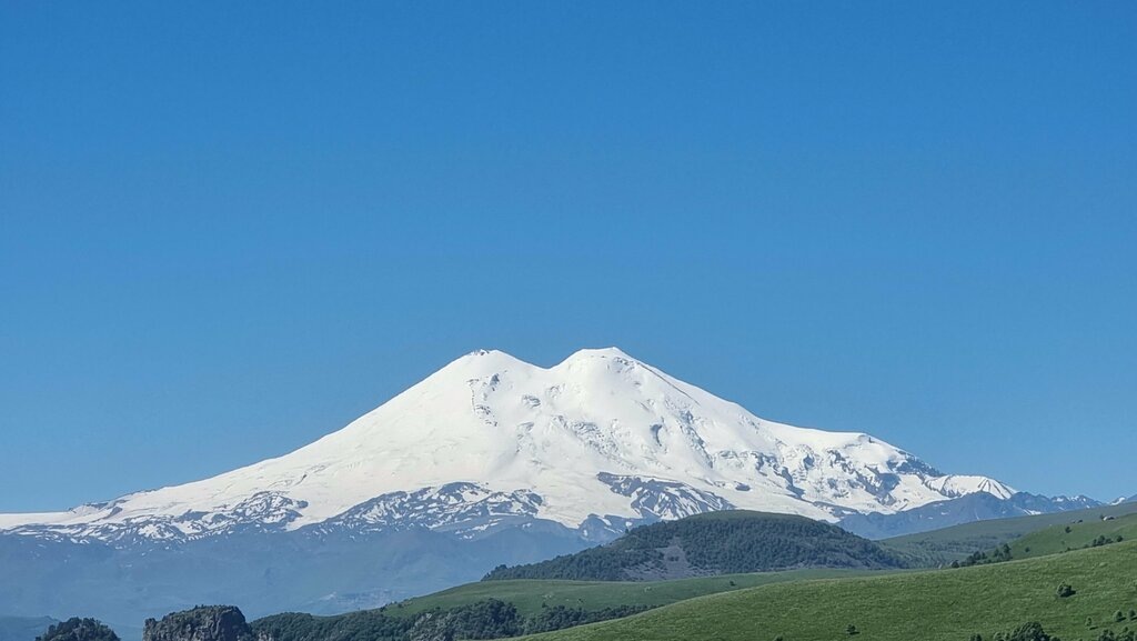 Заснеженные вершины Северного Кавказа — идеальное место для приключений и погружения в культуру.